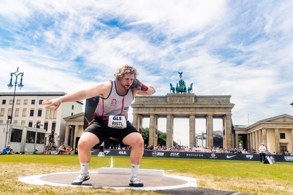 Silas Ristl (LAC Essingen) beim Kugelstossen waehrend der deutschen Leichtathletik-Meisterschaften auf dem Pariser Platz am 24.06.2022 in Berlin